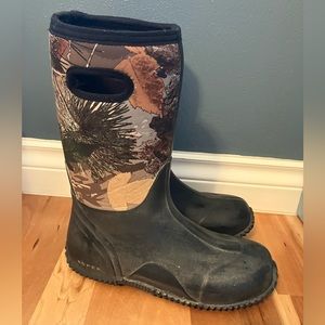 Men’s insulated camouflage Roper boots size 8
